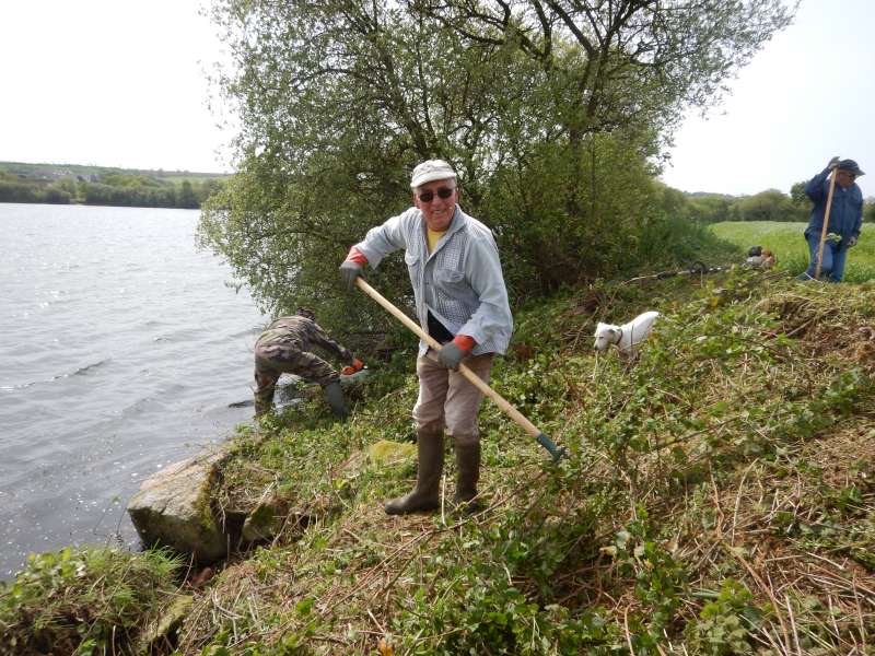 Jean Yves d�gage les ronces fauch�es