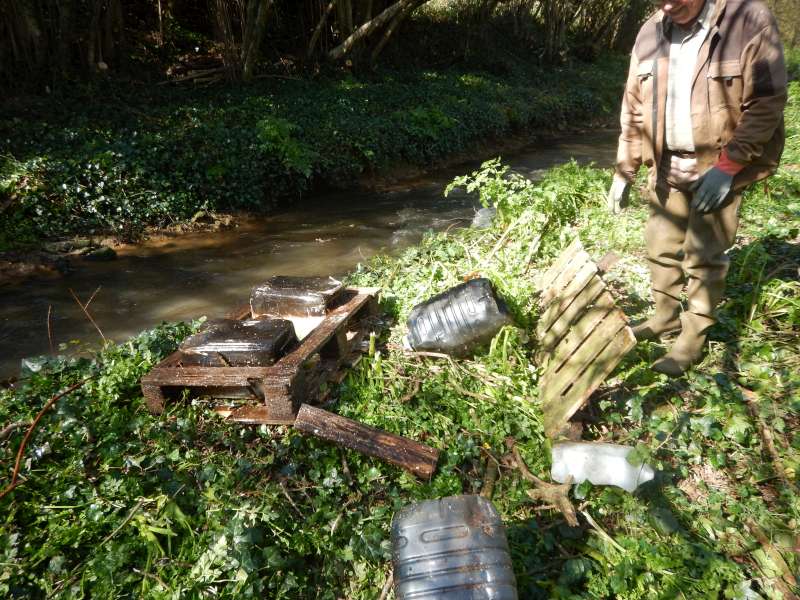 Jean Yves � renflou� un radeau bricol� avec une palette et des bidons