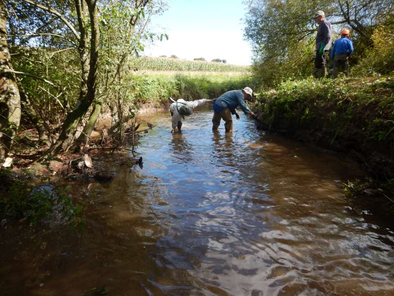 Derri�re nous, la rivi�re est belle