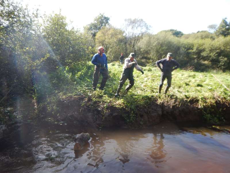 Fuyons! Une bombe � eau nous arrive droit dessus!!!
