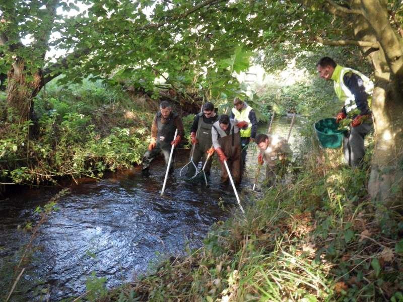 L'�quipe en place prospecte la rivi�re.