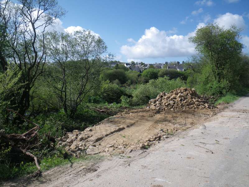 d�but de la construction de la digue, cot� aval