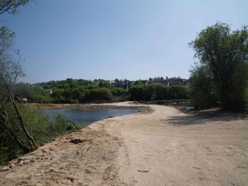 la digue � l'aval du plan d'eau.