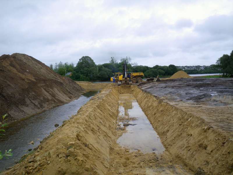 le 06 septembre : future tranch�e de trop plein du plan d'eau