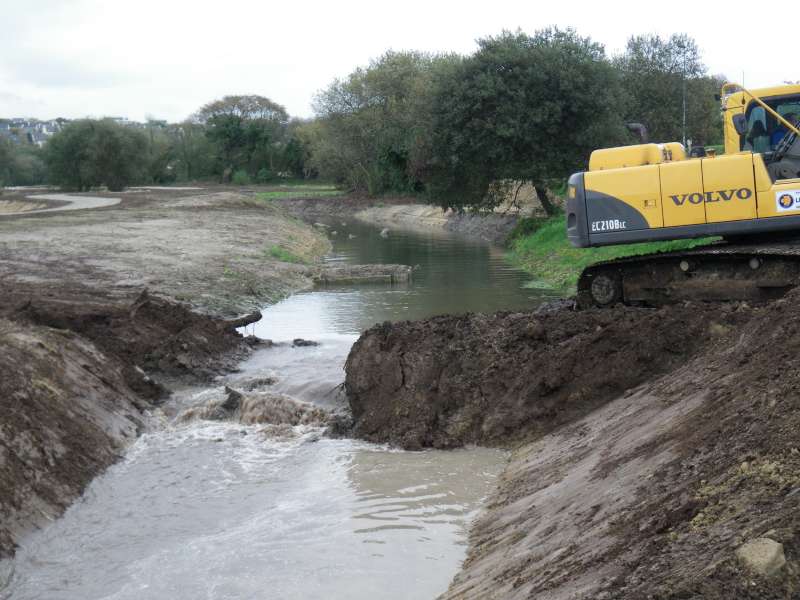 31 octobre :ouverture de la rivi�re au milieu de la digue 